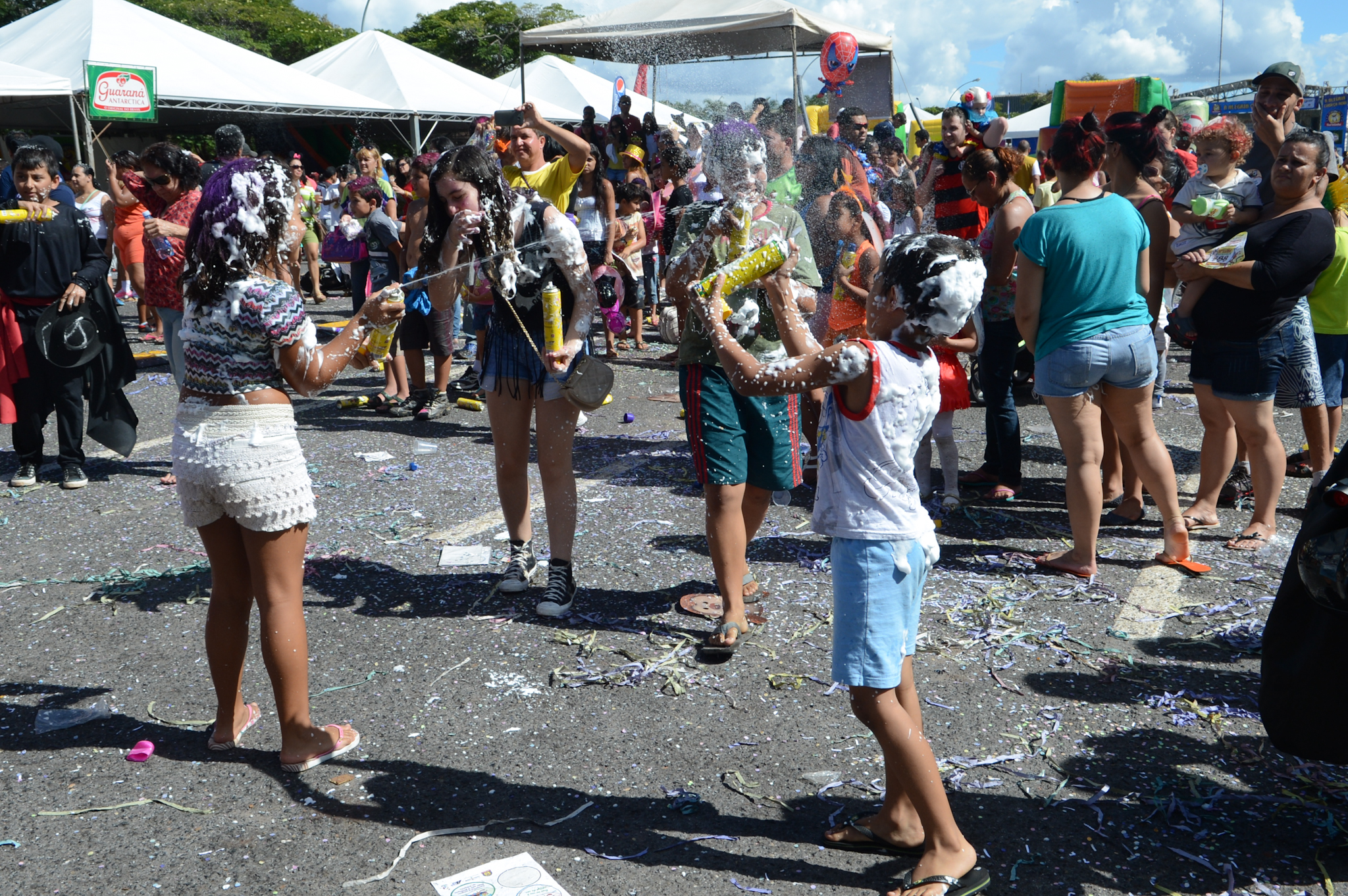 Spray de espuma está proibido em Santos